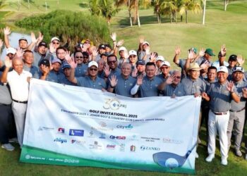 PARA peserta termasuk pemimpin negeri, tetamu korporat dan wakil-wakil media bergambar sebelum memulakan ‘tee off’ pada Kejohanan Golf Jemputan KPRJ bersempena Ulang tahun ke-30 KPRJ di Kelab Golf Johor (JGCC). 