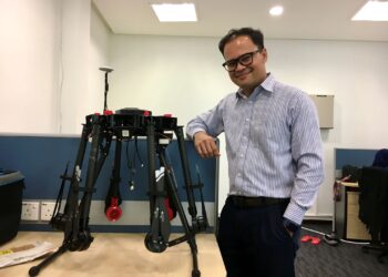 Rosdiadee Nordin menunjukkan rekaan stesen pangkalan mudah alih berasaskan dron ciptaannya.