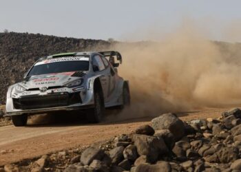 Pelumba pasukan Toyota Gazoo Racing, Elfyn Evans dan pembantunya Scott Martin memcut kereta Toyota GR Yaris Rally1 sepanjang laluan berbatu di Jeddah dalam saingan Kejuaraan Rali Dunia 2025, semalam. - AFP