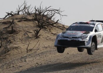 Kereta Toyota GR Yaris dipandu Sebastien Ogier dan pembantunya, Vincent Landais meredah kawasan berpasir dalam perlumbaan Rali Dunia 2025 di Jeddah, Arab Saudi. - AFP