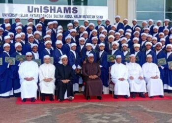 MUHAMMAD Sanusi Md. Nor (duduk, tengah) bergambar selepas Majlis Penghormatan dan Penghargaan Kepada Pelajar Lepasan Pondok Negeri Kedah 2025 di UniSHAMS, Baling.