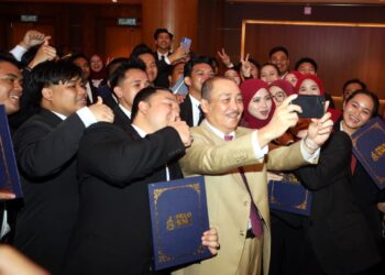 KOTA KINABALU, 3 NOVEMBER 2025 - Hajiji bergambar kenang-kenangan dengan Felo SMJ 4.0 di Kota Kinabalu. - HARDY JOE