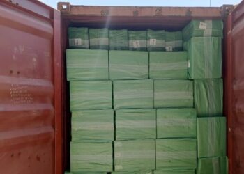 SEBAHAGIAN rokok seludup yang dirampas oleh JKDM Melaka selepas ditemukan di dalam sebuah kontena yang diisytiharkan sebagai peralatan perabot di Pelabuhan Barat, Klang. - IHSAN JKDM