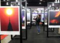 eorang pengunjung melihat pameran fotografi projek ‘Monsoon Luminous IV’.