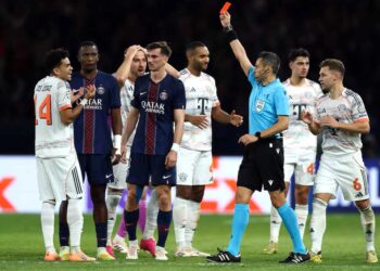 PENYERANG Bayern Munich, Luis Diaz dilayangkan kad merah oleh pengadil perlawanan selepas  mengasari pemain PSG, Achraf Hakimi pada penghujung babak pertama-AFP