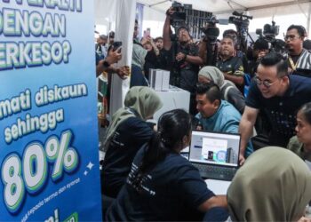 STEVEN Sim Chee Keong (berdiri, kanan) beramah mesra dengan pengunjung di kaunter tawaran diskaun Faedah Caruman Lewat Bayar (FCLB) ketika hadir pada Festival Mega iLINDUNGu di Evoke, Bukit Mertajam, Pulau Pinang. - UTUSAN/DANIAL SAAD