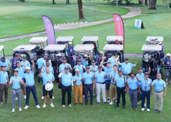 PARA peserta dari Tourism Malaysia Wilayah Timur, pemain industri pelancongan dan media bergambar sebelum memulakan ‘tee off’ pada Kejohanan SWING 2025 di Kelab Golf Royal Pahang, Kuantan, baru-baru ini.