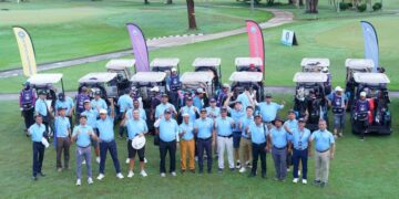 PARA peserta dari Tourism Malaysia Wilayah Timur, pemain industri pelancongan dan media bergambar sebelum memulakan ‘tee off’ pada Kejohanan SWING 2025 di Kelab Golf Royal Pahang, Kuantan, baru-baru ini.