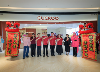 HOE Kian Choon (empat dari kiri), Ketua Pegawai Operasi Cuckoo Malaysia, Toh Seng Lee (empat dari kanan) bersama Duta Cuckoo, Datuk Seri Siti Nurhaliza (kanan) dan Phei Yong (kiri) selepas pelancaran Cuckoo Brandshop ‘Cash-And-Carry’ pertama di IoI Mall Damansara, semalam.
