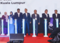 TENGKU Zafrul Abdul Aziz (empat dari kiri), Ketua Menteri Melaka, Datuk Seri Ab Rauf Yusoh (tiga dari kiri), Menteri di Jabatan Perdana Menteri (Wilayah Persekutuan), Dr. Zaliha Mustafa (dua dari kiri), Menteri Besar Selangor, Datuk Seri Amirudin Shari (Tiga dari kanan) serta Menteri Besar Negeri Sembilan, Datuk Seri Aminuddin Harun (dua dari kanan) pada Seminar Pelaburan Flagship: Inisiatif pembangunan kluster industri di Wilayah Tengah di Kuala Lumpur hari ini.