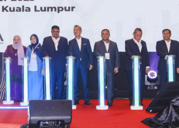 TENGKU Zafrul Abdul Aziz (empat dari kiri), Ketua Menteri Melaka, Datuk Seri  Ab Rauf Yusoh (tiga dari kiri), Menteri di Jabatan Perdana Menteri (Wilayah Persekutuan),  Dr. Zaliha Mustafa (dua dari kiri), Menteri Besar Selangor, Datuk Seri Amirudin Shari (Tiga dari kanan) serta Menteri Besar Negeri Sembilan, Datuk Seri Aminuddin Harun (dua dari kanan) pada  Seminar Pelaburan Flagship: Inisiatif pembangunan kluster industri di Wilayah Tengah di Kuala Lumpur hari ini.