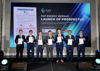 PENGARAH Urusan Kumpulan, Ong Chee Seng (tengah) ketika majlis pelancaran prospektus PSP Energy.