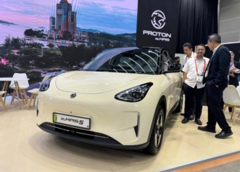 Proton e.MAS 5 di Global Automotive and Technology Expo (GATE) 2025, Pusat Konvensyen Kuala Lumpur (KLCC).