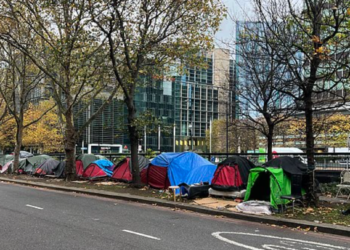 DERETAN khemah gelandangan yang memenuhi kawasan beli-belah Tottenham Court Road. – AGENSI
