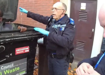 RAKAMAN kamera badan polis menunjukkan Ashley Lawrence keluar dari tong sampah selepas mencuri 50 cermin mata dari sebuah kedai di Nottingham. – AGENSI