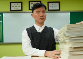 SEORANG pelajar Sekolah Buta Seoul Hanbit, Han Dong-hyun antara calon yang mengambil peperiksaan Suneung. – AGENSI
