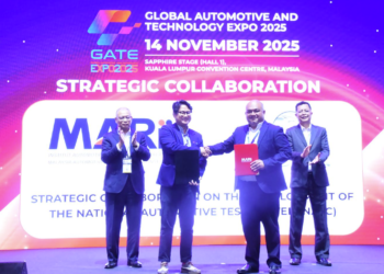 AZRUL Reza Aziz (dua kiri) bersama Eksekutif Program Kenderaan bagi Proton Saga, Desmond Pinto semasa pertukaran dokumen perjanjian di Ekspo Automotif dan Teknologi Global 2025 (GATE 2025).