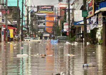 KEADAAN satu daripada jalan utama di Hat Yai yang dinaiki banjir. – AGENSI