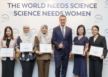 TOMAS Hruska bersama para pemenang Anugerah  L’Oréal–UNESCO For Women in Science (FWIS) 2025 di Hotel Sheraton Petaling Jaya di sini, hari ini.