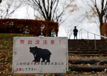 NOTIS amaran mengenai kehadiran beruang diletakkan di kawasan berisiko di sekitar Jepun. – AGENSI