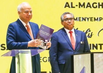 SULTAN Nazrin Shah berkenan melancarkan Modul Intergriti Keluarga (MIKe) ketika baginda berangkat ke Majlis Perasmian Sambutan Bulan Integriti Nasional 2025 di Bangunan Perak Darul Ridzuan, semalam. Turut hadir, Ketua Setiausaha Negara, Tan Sri Shamsul Azri Abu Bakar merangkap Pengerusi Institut Integriti Malaysia (IIM). - UTUSAN/MUHAMAD NAZREEN SYAH MUSTHAFA