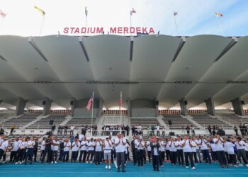 Sultan Pahang, Al-Sultan Abdullah Ri’ayatuddin Al-Mustafa Billah Shah (tengah) mencemar duli ke Majlis Walk With King Of Sport di Stadium Merdeka, hari ini.