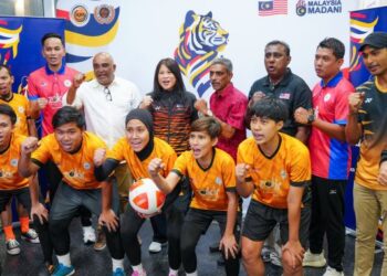 Ketua Kontinjen Malaysia ke Sukan SEA Thailand 2025, Nurul Huda Abdullah bersama pasukan Teqball di Royale Chulan Damansara. - UTUSAN/SADDAM YUSOFF