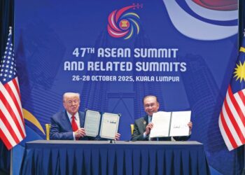 PERDANA Menteri Datuk Seri Anwar Ibrahim (kanan) dan Presiden Amerika Syarikat, Donald Trump semasa mesyuarat dua hala yang diperluas di luar Sidang Kemuncak ASEAN ke-47 dan Sidang Kemuncak Berkaitan di Pusat Konvensyen Kuala Lumpur (KLCC) baru-baru ini. - BERNAMA