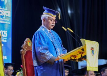 TUANKU Muhriz Tuanku Munawir bertitah pada Perisytiharan Pembukaan Majlis Konvokesyen pada Majlis Konvokesyen UKM Ke-53 di Dewan Canselor Tun Abdul Razak, Bangi, Selangor. - UTUSAN/FARIZ RUSADIO