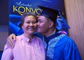 RIMARDI David (kanan) bersama ibunya selepas Istiadat Konvokesyen Ke-20 Unimap di Dewan Tuanku Canselor, Pauh Putra, Arau, Perlis semalam.
