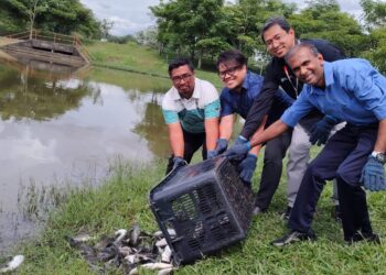 Noor Mohamad Shakil Hameed (kanan) melepaskan ikan sebagai persediaan untuk pertandingan memancing sempena konvokesyen Universiti Putra Malaysia.