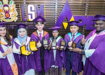 Aii’na Mardiah (tudung biru) bergambar bersama graduan cemerlang pelbagai kategori pada Istiadat Konvokesyen Ke-63 USM di George Town, Pulau Pinang semalam. – UTUSAN/DANIAL SAAD