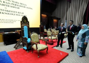 MOHD. Shafry Mohd Rahim (kiri) melihat persiapan Sempena Majlis Konvokesyen ke-69 UTM di Dewan Sultan Iskandar, Skudai, Johor, semalam. – UTUSAN/RAJA JAAFAR ALI