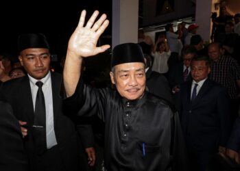 HAJIJI Noor berjalan keluar dari kediaman rasmi Ketua Menteri, Kota Kinabalu.-UTUSAN/AMIR KHALID