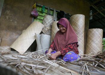 Mariah Che Teh dari Kampung Pokka, Padang Terap di Kuala Nerang, Kedah masih meneruskan pembuatan tikar mengkuang.
