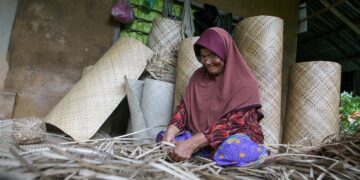 Mariah Che Teh dari Kampung Pokka, Padang Terap di Kuala Nerang, Kedah masih meneruskan pembuatan tikar mengkuang.