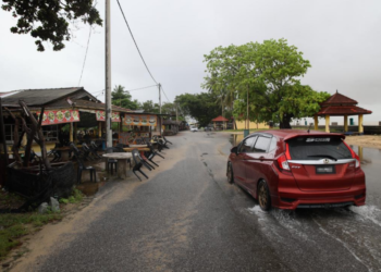 PREMIS perniagaan di Pantai Cahaya Bulan, Kota Bharu, Kelantan terpaksa menutup operasi pada hari biasa disebabkan kekurangan pelanggan. – UTUSAN/KAMARUL BISMI KAMARUZAMAN