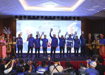 AHMAD Zahid Hamidi (tengah) merasmikan Majlis Pelancaran Manifesto BN sambil diiringi Pengerusi BN Sabah, Datuk Seri Bung Moktar Radin di Dewan Utama UMNO Sabah, Kota Kinabalu, Sabah semalam. 
– MINGGUAN/AMIR KHALID