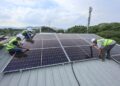 PEMASANGAN panel solar. - GAMBAR HIASAN