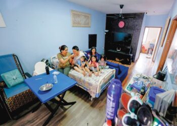 Mohd. Idham Mohd. Radzee adalah antara penghuni PPR Lembah Subang 2 yang memerlukan bantuan pengangkutan untuk mendapatkan rawatan hospital. – UTUSAN/SHIDDIEQIIN ZON