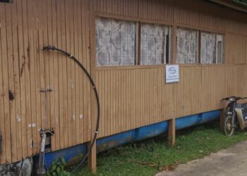 PENDUDUK memasang tong dram di bawah rumah sebagai langkah keselamatan tambahan jika berlaku banjir di Kampung Bantal, Jerantut, Pahang.