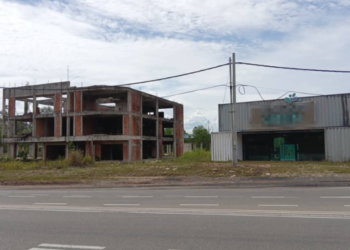 LOKASI projek perumahan mewah di laluan utama ke Bandar Tun Abdul Razak, Maran, Pahang yang didakwa terbengkalai.  – UTUSAN/SALEHUDIN MAT RASAD