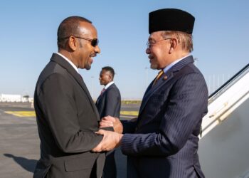 ANWAR Ibrahim disambut Perdana Menteri Ethiopia Dr. Abiy Ahmed Ali sejurus tiba di Addis Ababa, ibu negara Ethiopia untuk lawatan rasmi, kelmarin. – PEJABAT PERDANA MENTERI
