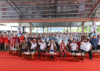 ANWAR Ibrahim bersama Ketua Menteri Sabah, Datuk Seri Hajiji Noor hadir pada Program Temu Rapat Dengan Pimpinan Masyarakat Tempatan dan Sahabat Usahawan Tuaran di Dewan Kebudayaan Bajau Samah, Sulaman, Tuaran.-UTUSAN/AMIR KHALID