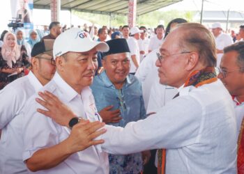 ANWAR Ibrahim dan Presiden Gabungan Rakyat Sabah, Datuk Seri Hajiji Noor ketika Program Temu Rapat Dengan Pimpinan Masyarakat Tempatan dan Sahabat Usahawan Tuaran di Dewan Kebudayaan Bajau Samah, Tuaran, semalam.  – UTUSAN/AMIR KHALID