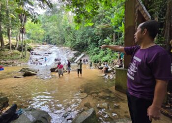 RANI Bah Ulin menunjukkan  kawasan rekreasi air terjun Lata Kinjang di Tapah. – UTUSAN/AIN SAFRE BIDIN