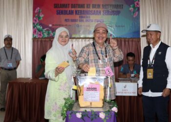 HAJIJI Noor bersama Juliah Salag hadir membuang undi pada hari mengundi sempena Pilihan Raya Negeri Sabah di Pusat Mengundi N.12 Sulaman, Sekolah Kebangsaan Serusup, Tuaran, Sabah.-UTUSAN/AMIR KHALID