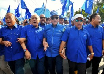 BUNG Moktar Radin diiringi penyokong Barisan Nasional (BN) ketika hadir di Pusat Penamaan Calon di Dewan Sri Lamag, Kinabatangan, Sabah, semalam. - UTUSAN/AMIR KHALID