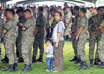 GELAGAT sebahagian pengundi awal beratur mengikut saluran ditetapkan pada Pilihan Raya Negeri Sabah ke-17 di Pusat Pengundian Dun Tanjung Keramat, Sekolah Agama Rakyat Kem Lok Kawi, Putatan, semalam. – UTUSAN/Amir KHALID