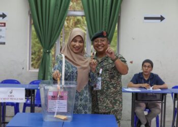 Panglima 5 Divisyen, Mejar Jeneral Datuk Noorrul Azril Ariffin dan isteri, Datin Noriza Md Rashid melaksanakan tanggungjawab mengundi awal Pilihan Raya Negeri Sabah ke-17 di Sekolah Agama Rakyat Kem Lok Kawi, Putatan.-UTUSAN/AMIR KHALID